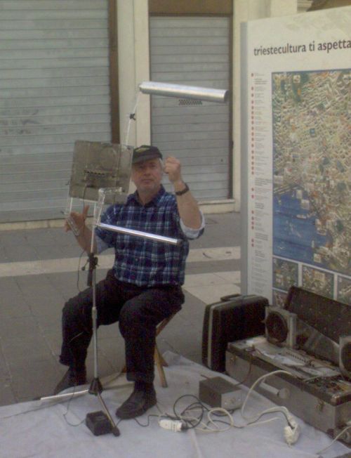 Un artista suona il theremin per le vie di Trieste